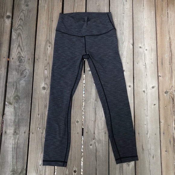 Lululemon leggings size 8 grey 3/4 length - Picture 2 of 3